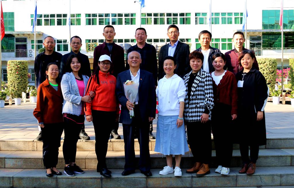 图书馆2022年职工荣退仪式合影