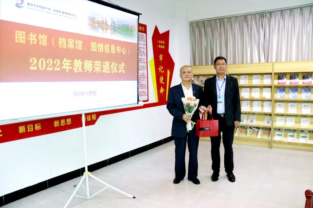 王欢(右)向赵大志(左)赠送纪念品