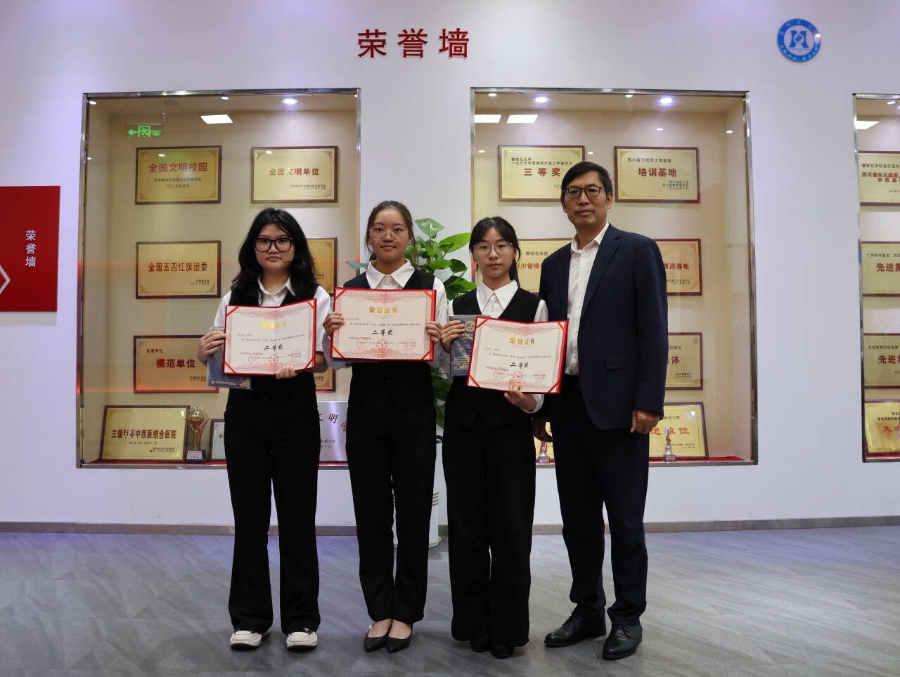 馆长王欢(右一)与获奖同学合影