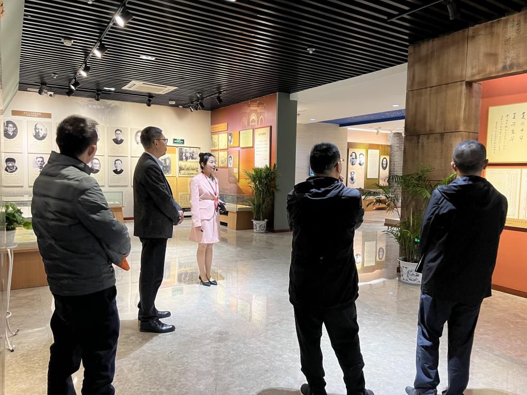 我校图书馆一行参观西南财经大学校史馆