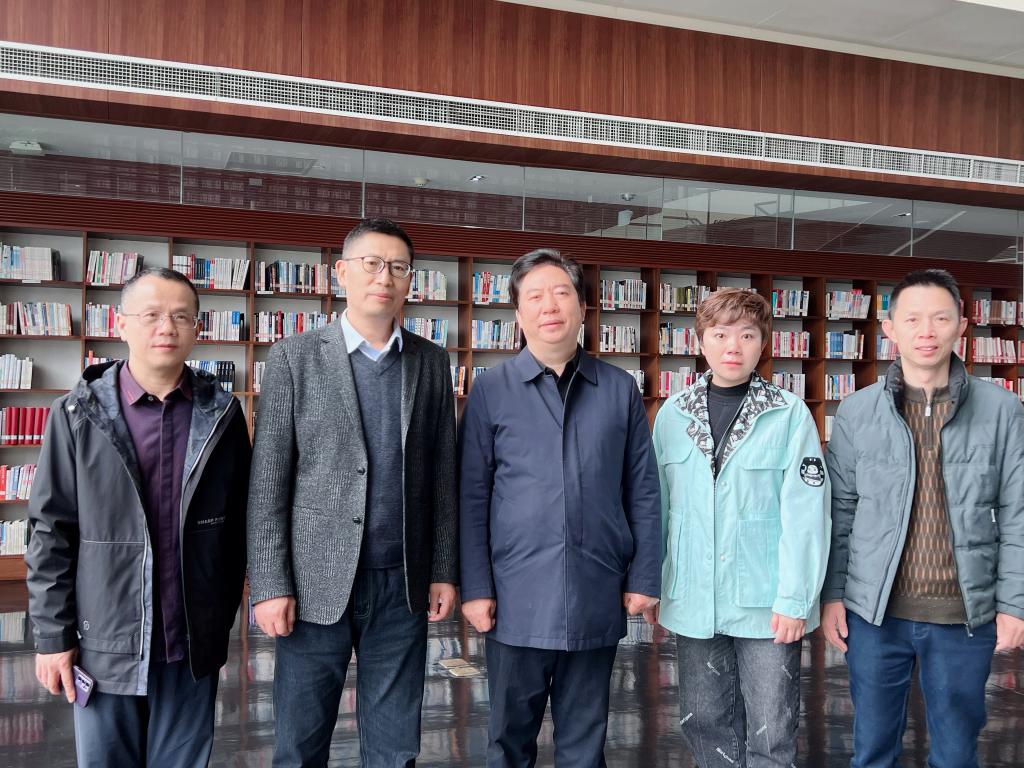 省馆副馆长谭发祥(中)与我校图书馆一行在省图书馆合影