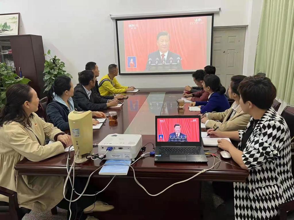 图书馆党支部党员干部收看党的二十大开幕会直播