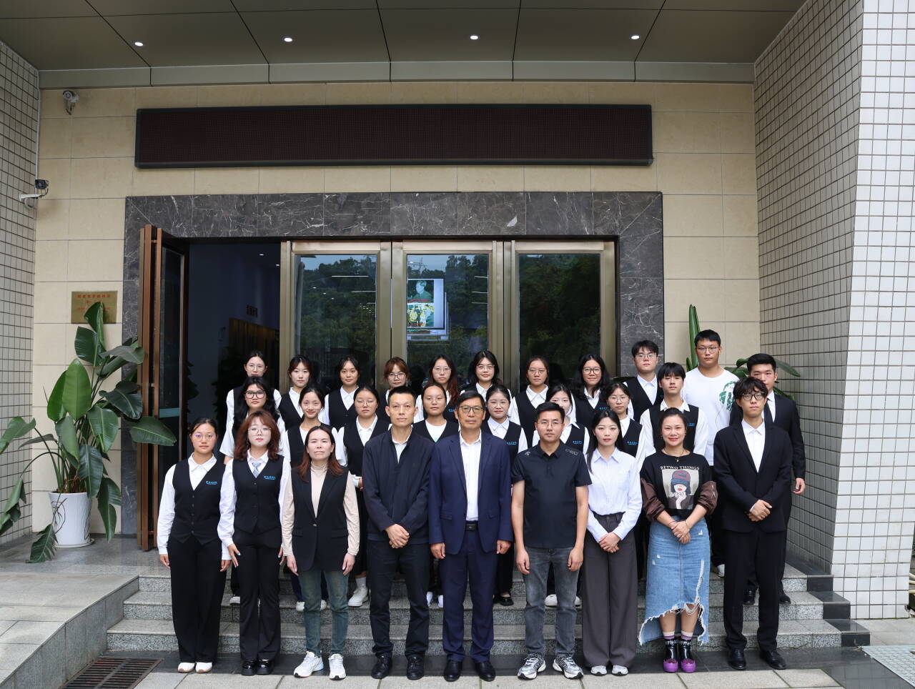 参赛同学与指导老师们合影