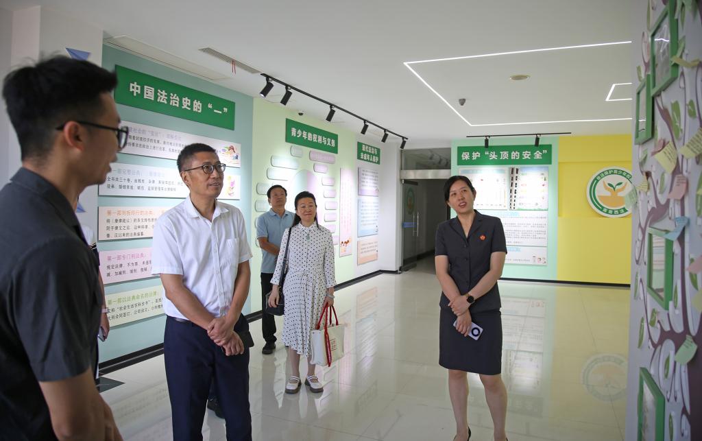 图书馆一行参观西区法院文化建设宣传栏