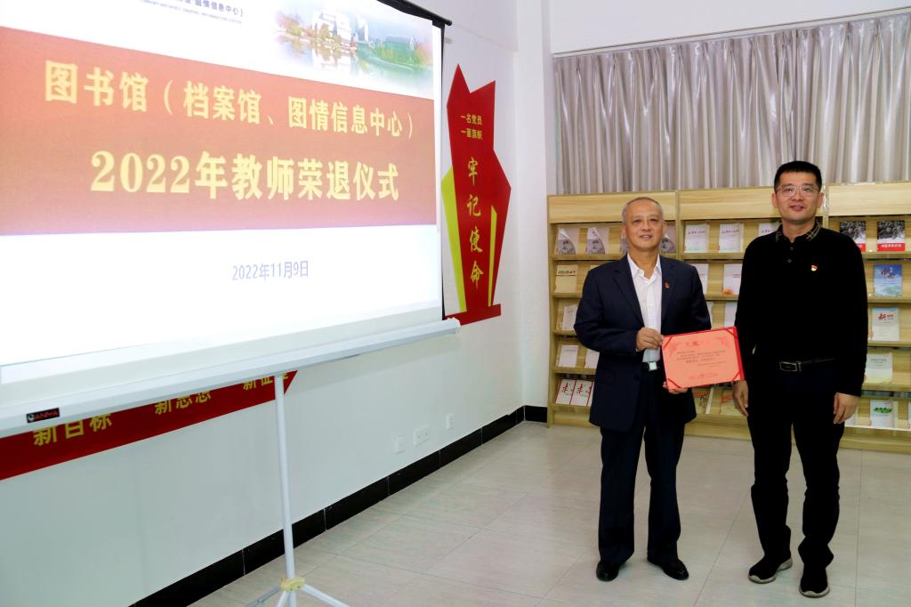 谢萍(右)为赵大志(左)颁发荣退证书